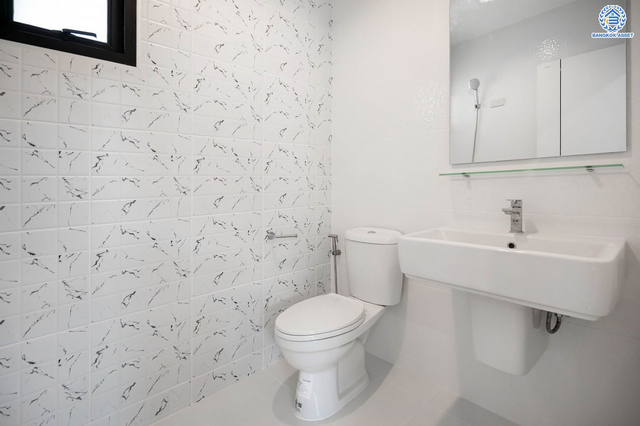 บ้านมือสองตกแต่งใหม่ แบรนด์ LH โครงการ ชัยพฤกษ์ บางบัวทอง หลังใหญ่ เนื้อที่ 76 ตร.ว. ฟังก์ชัน 3 ห้องนอน 2 ห้องน้ำ จอดรถได้ 2 คัน พร้อม Facilities ครบครัน บนทำเลเดินทางสะดวก ติดถนนบางกรวย-ไทรน้อย ใกล้เซ็นทรัลเวสต์เกต และรถไฟฟ้าสายสีม่วง "สถานีบางพลู"